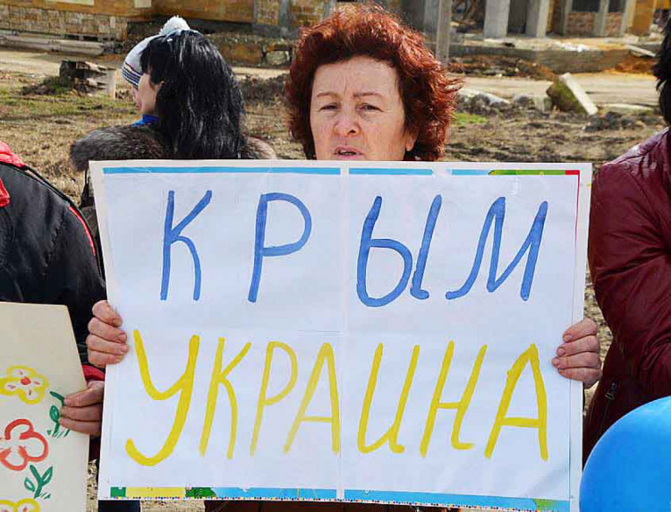 кримчанка тримає плакат крим це україна