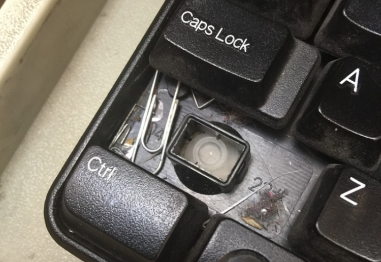Чтобы почистить клавиатуру ноутбука, нужно снять клавиши