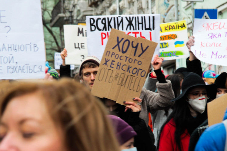 Марш жінок Київ чоловік з плакатом