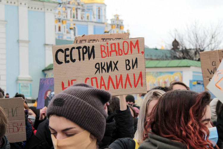 плакати на київському марші жінок
