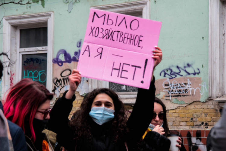 Марш жінок Київ дівчина тримає плакат