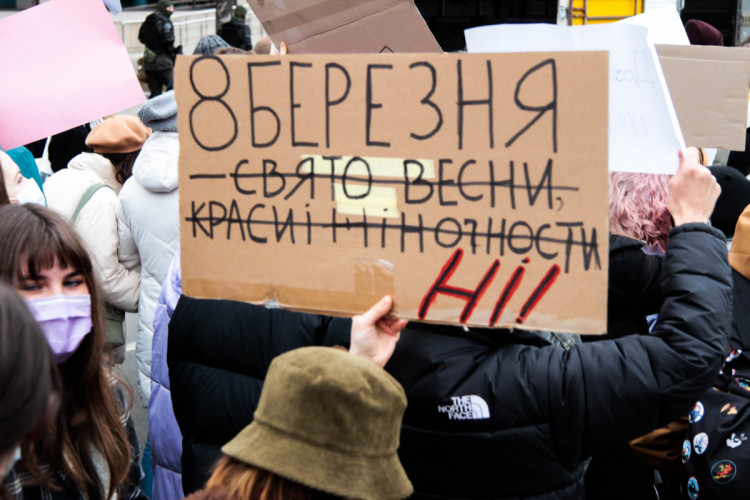Марш жінок Київ плкат на марші