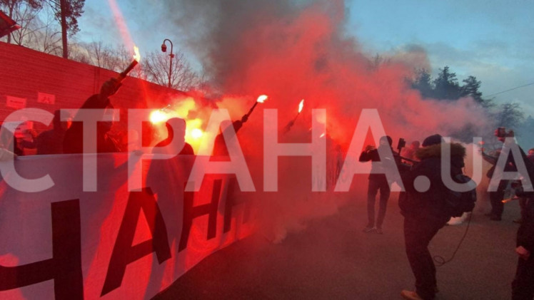Мітинг біля держдачі Зеленського: Прихильники Стерненка запалили фаєри