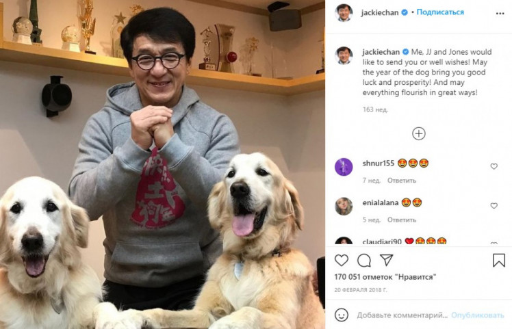 Джкі Чан з собаками