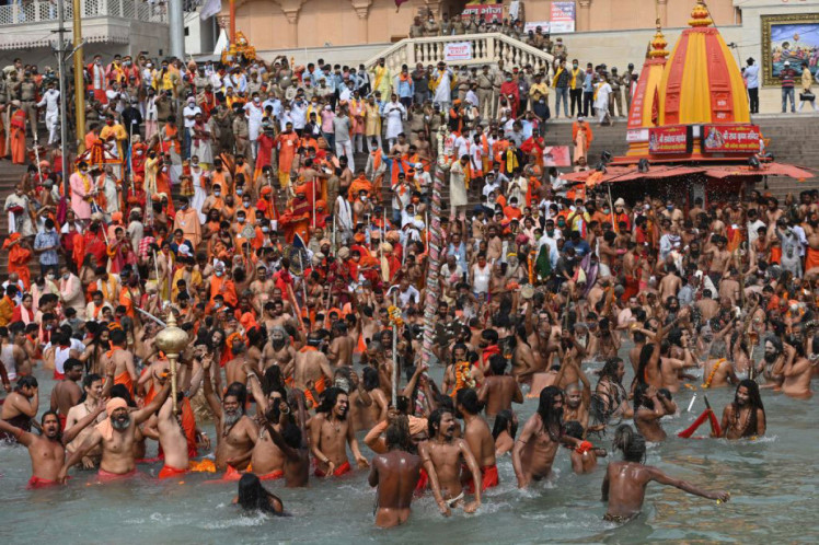 масове купання під час кубмха-мела в індії