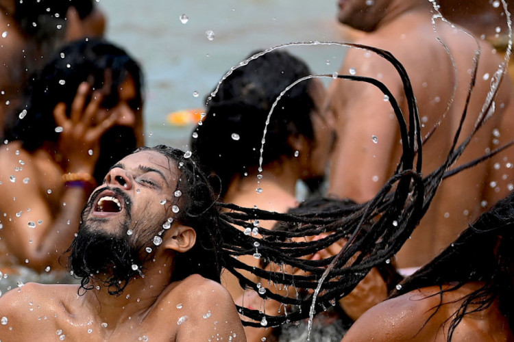 садху купається під час кубмха-мела в індії