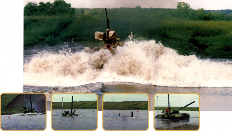 Танк Т-80УД преодолевает водную преграду