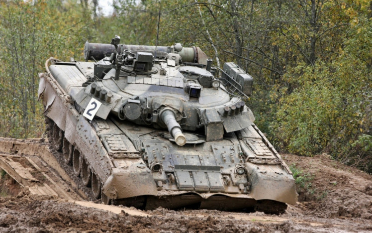 Танк Т-80УД на бездорожье