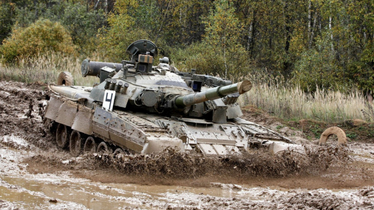 Танк Т-80УД преодолевает болото