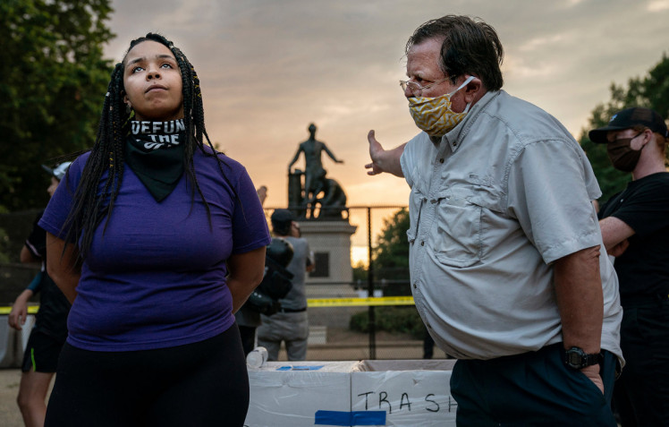 білошкірий чоловік вказує темношкірій жінці на памятник аварааму лінкольну