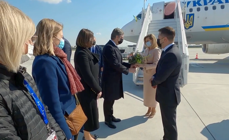Подружжя Зеленських зустрічають в аеропорту Франції