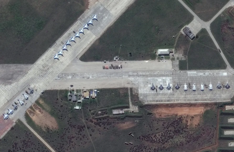 Супутниковий знімок російських військових літаків на авіабазі Саки в Криму, 16 квітня 2021 року