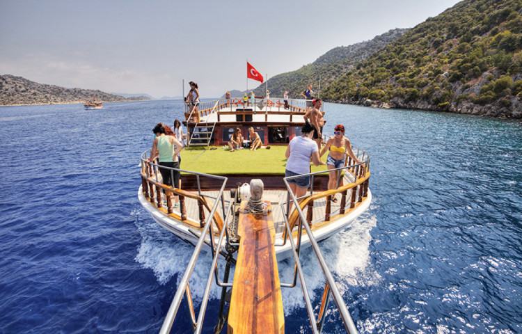 яхта под турецким флагом