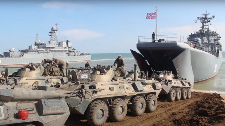 российские морпехи грузятся на корабль