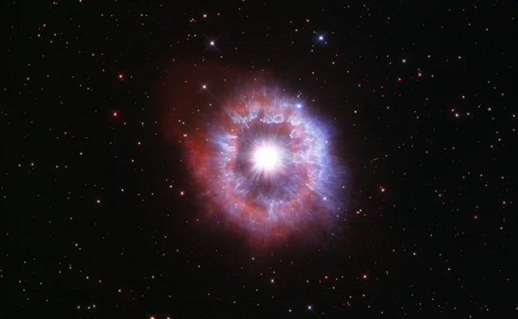 Телескоп Hubble побачив гігантську зірку на межі самознищення: Унікальне фото