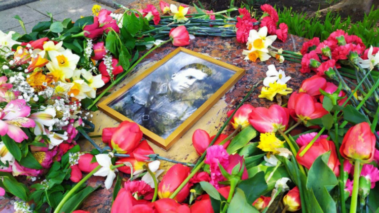 могила радянського агента в квітах