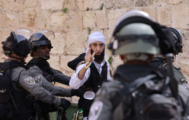 Израильская полиция задерживает палестинского протестующего