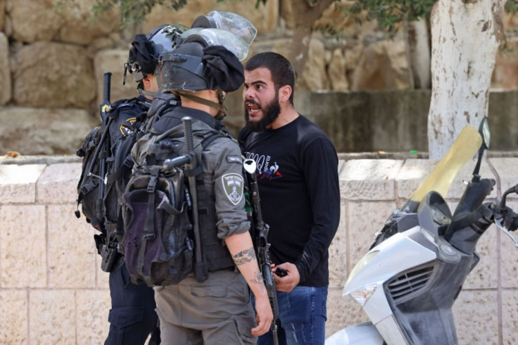 палестинский протестующий кричит на израильскую полицию