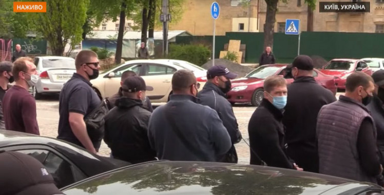 активисты под судом, где выбирают меру пресечения Медведчуку