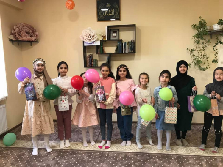діти львівських мусульман з подарунками на ураза-байрам