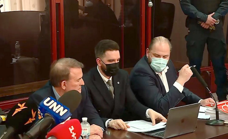 титушки под судом, где выбирают меру пресечения Медведчуку с адвокатами