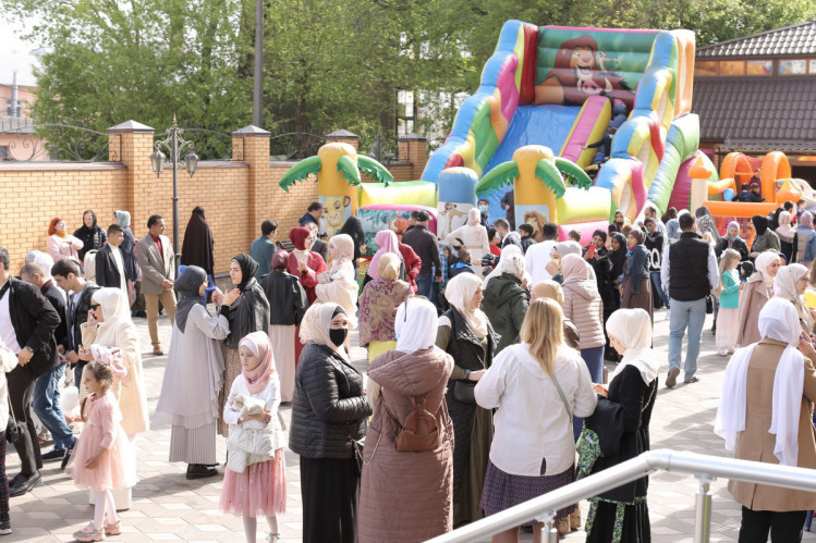 жінки і діти біля мечеті в києві