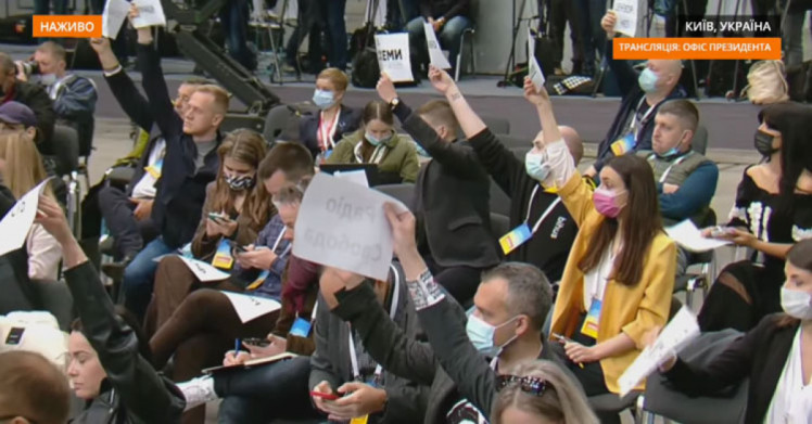 купа журналістів на прес-конференції Зеленського
