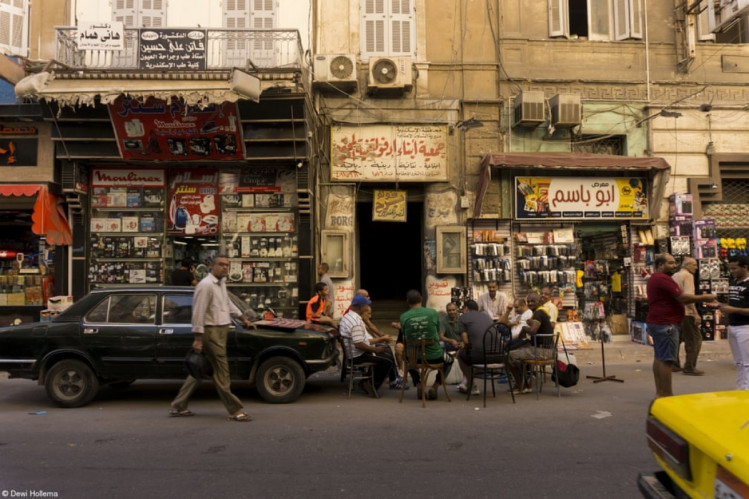 чоловіки пьють розливний чай на вулиці в Єгипті