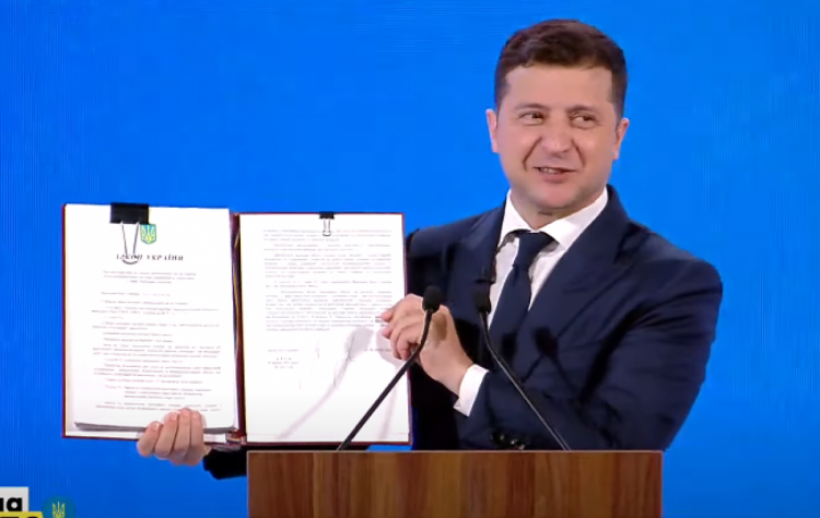 Зеленський підписав "земельну конституцію"