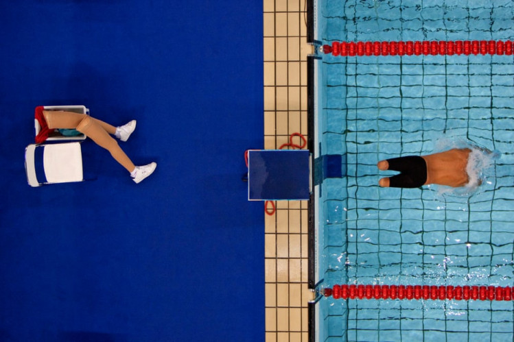 Паралімпійський плавець залишив протези ніг біля басейну