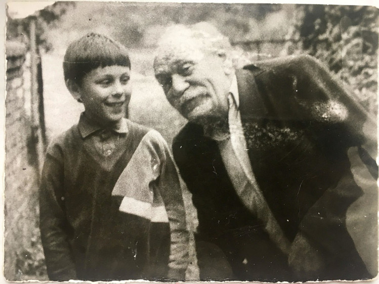 Дед Панас с внуком