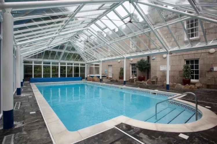 басейн в готелі для учасників саміту великої сімки