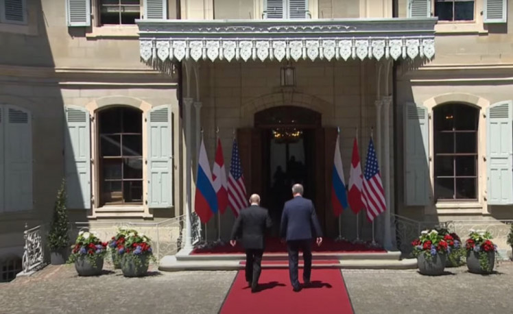 Путин и президент швейцарии заходят в здание