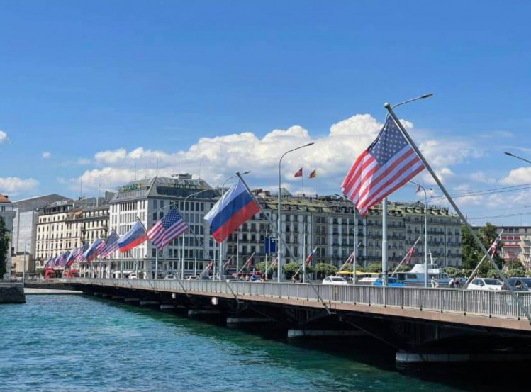 Мост украсили американскими и российскими флагами