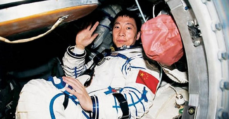 первый китайский космонавт Ян Ливэй