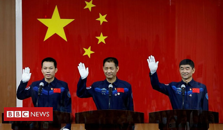 китайские космонавты коммунисты