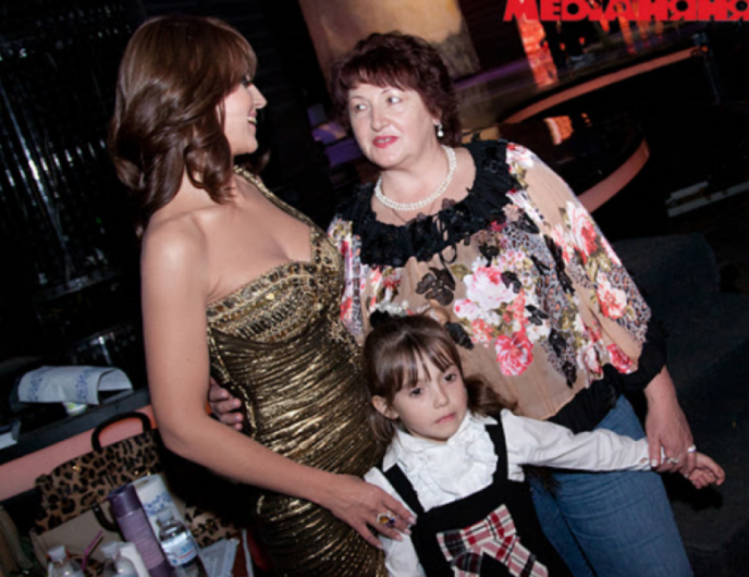 Оксана Марченко с мамой и дочерью
