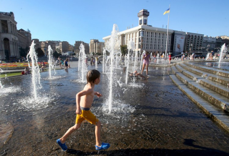 мальчик в фонтане на площади независимости