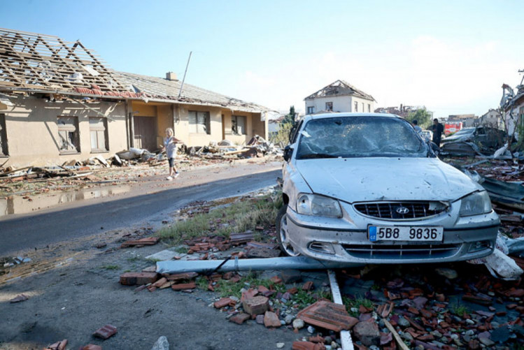 разрушенные улицы в результате торнадо в чехии