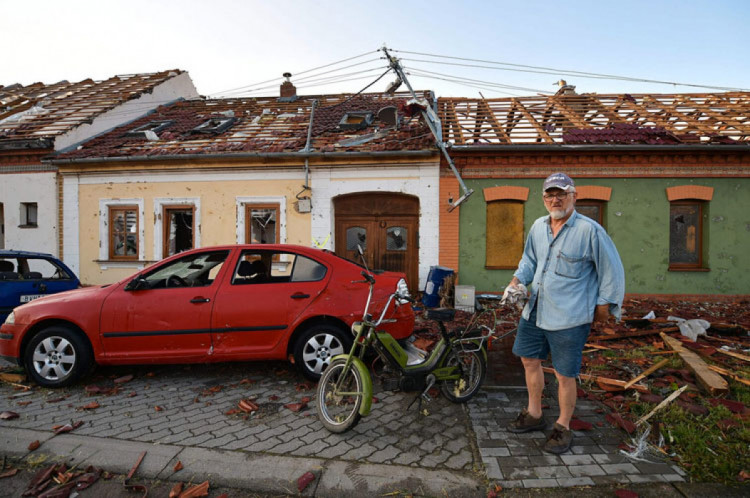 в будинках позривало дах внаслідок торнадо в чехії