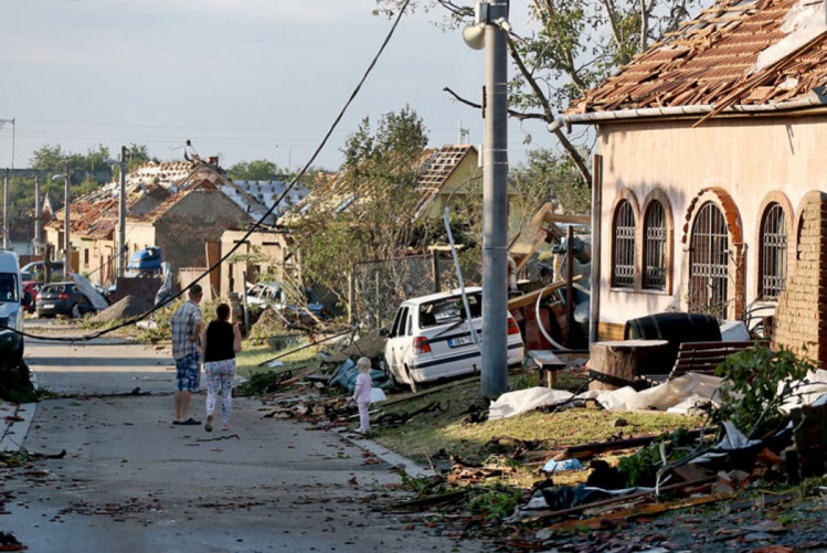 цілі вулиці в руїнах внаслідок торнадо в чехії