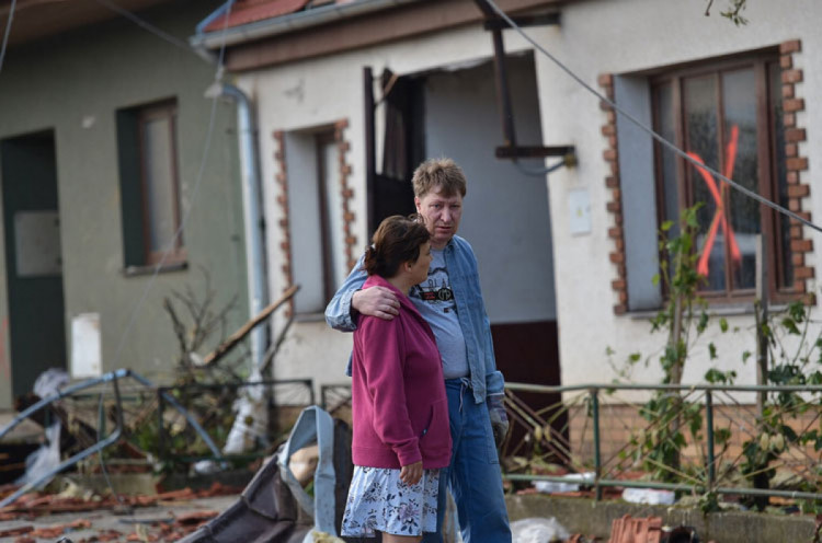 спасают пострадавших в результате торнадо в чехии