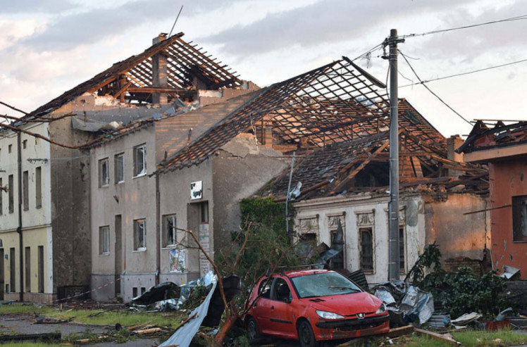 цілі квартали постражали внаслідок торнадо в чехії