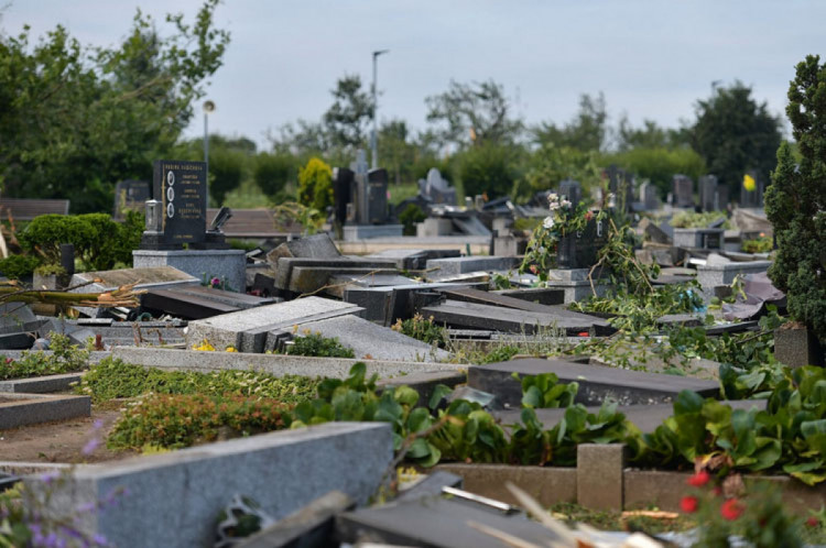 кладбище разрушено в результате торнадо в чехии