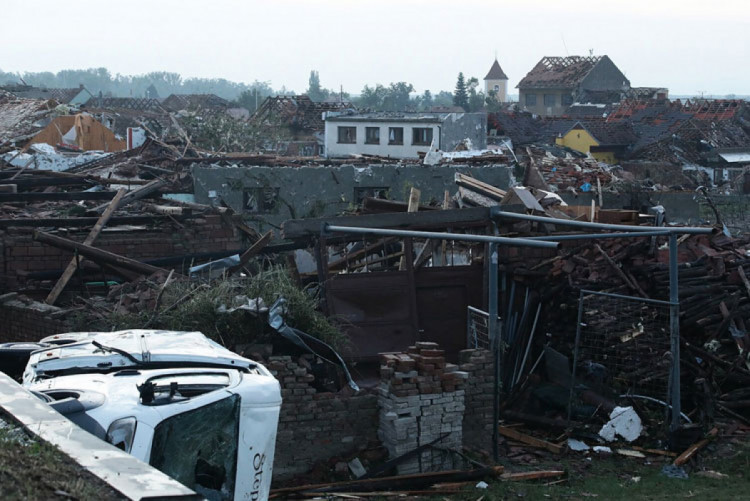 страшні наслідки торнадо в чехії