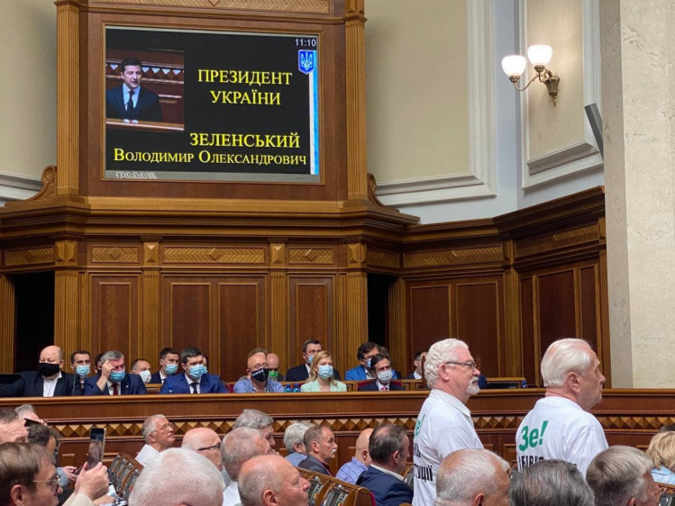 Степан Хмара і Віктор Шишкін прийшли на урочисте засідання Верховної Ради у футболках з написом "Зе! Вбивця Конституції"