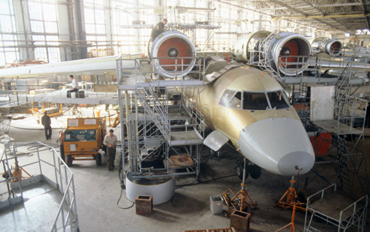 Літак Ан-74 під час збирання на заводі