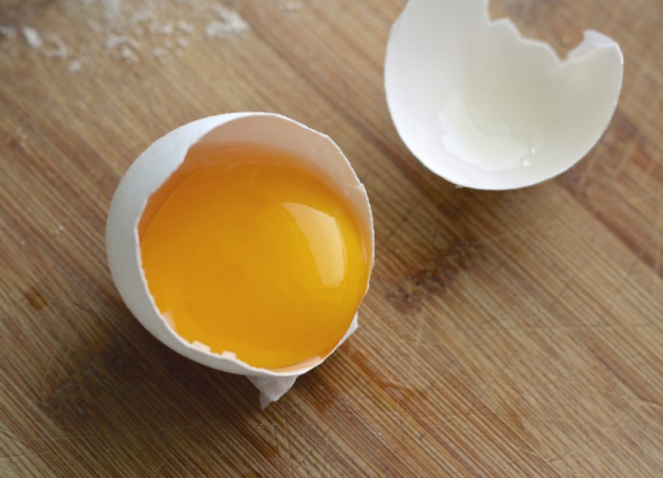 Яєчні жовтки допомагають зробити шкіру ніг м"якою