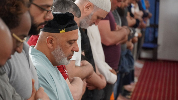 українські мусульмани роблять молитву на честь курбан байраму