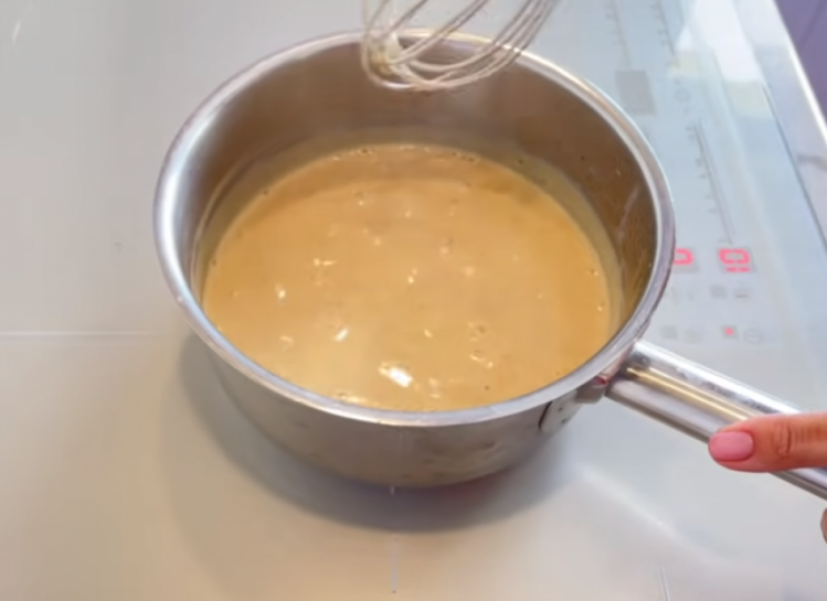 Третий этап приготовления соуса к цветной капусте